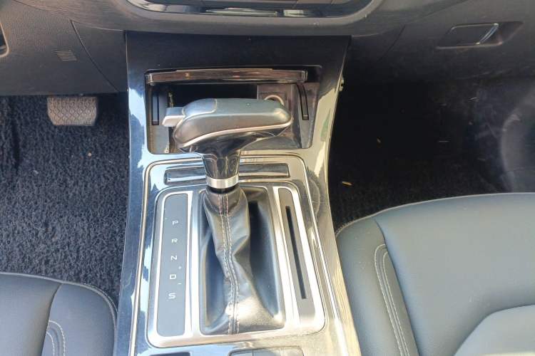 Used FAW Senya R9 2018 1.2T Automatic Comfortable Smart Edition Gear Lever