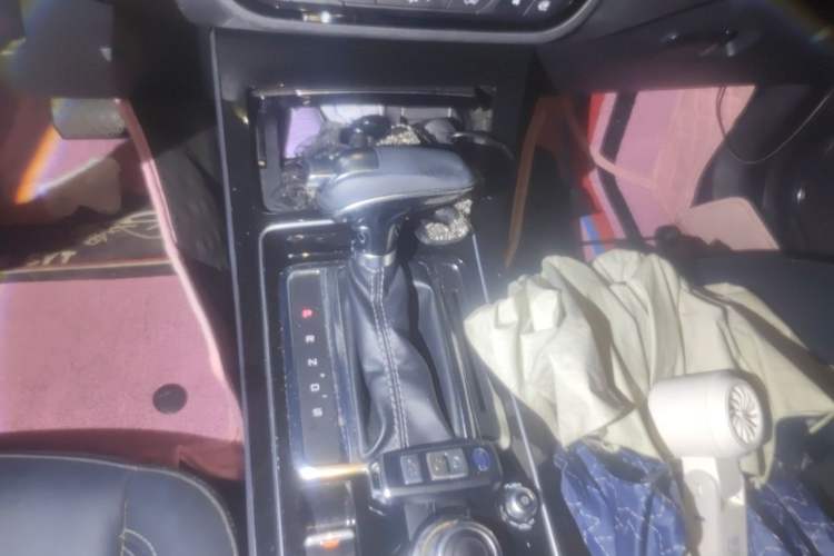 Used FAW Senya R9 2018 1.2T Automatic Luxury Smart Edition Gear Lever