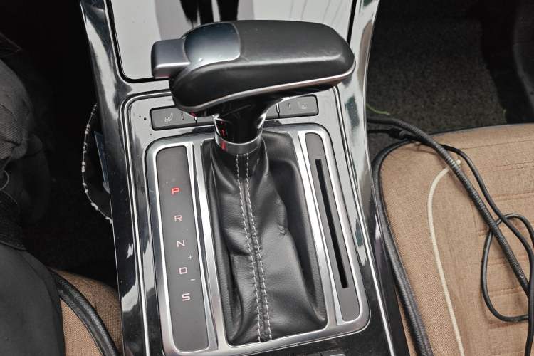 Used FAW Senya R9 2018 1.2T Automatic Prestige Smart Enjoyment Model Gear Lever