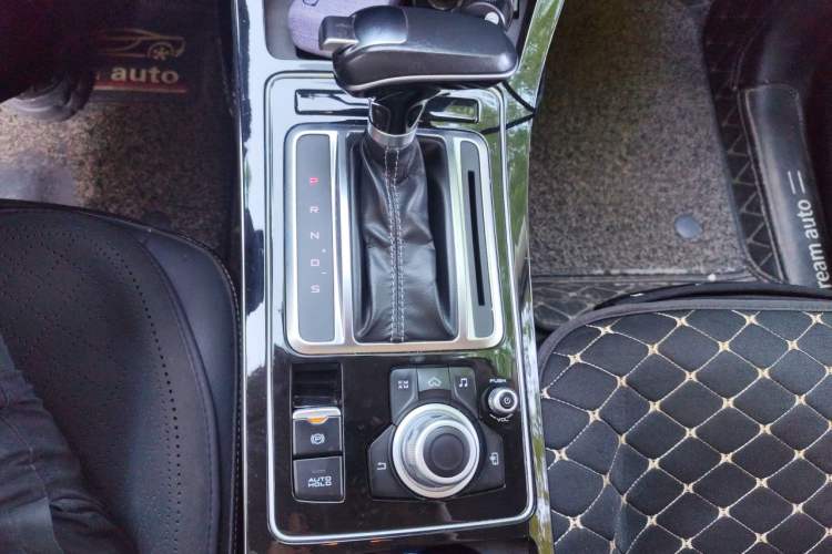 Used FAW Senya R9 2018 1.2T Automatic Luxury Smart Edition Gear Lever