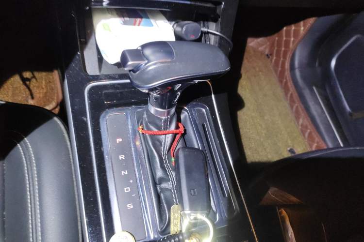 Used FAW Senya R9 2018 1.2T Automatic Luxury Smart Edition Gear Lever