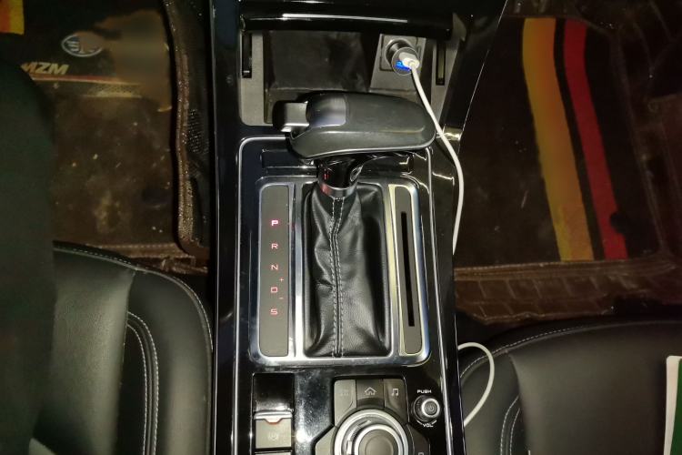Used FAW Senya R9 2018 1.2T Automatic Luxury Smart Edition Gear Lever