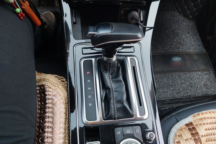 Used FAW Senya R9 2018 1.2T Automatic Comfortable Smart Edition Gear Lever