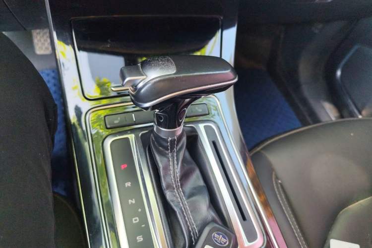 Used FAW Senya R9 2018 1.2T Automatic Prestige Smart Enjoyment Model Gear Lever