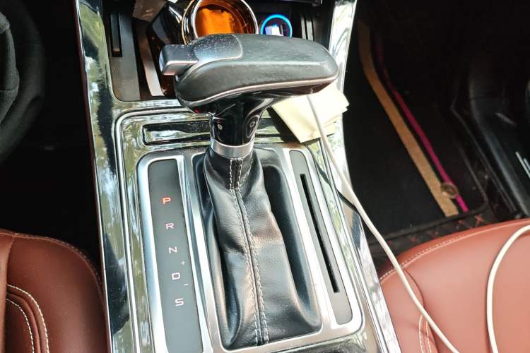Used FAW Senya R9 2018 1.2T Automatic Luxury Smart Edition Gear Lever