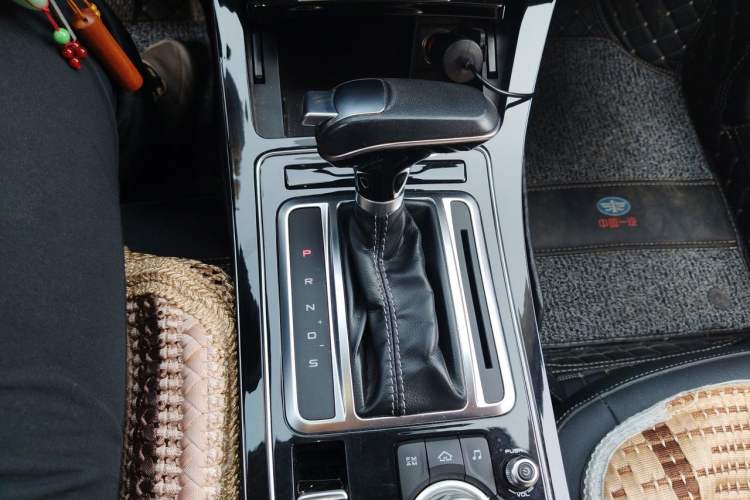 Used FAW Senya R9 2018 1.2T Automatic Comfortable Smart Edition Gear Lever