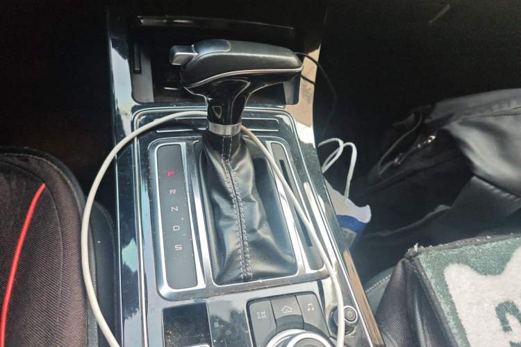 Used FAW Senya R9 2018 1.2T Automatic Luxury Smart Edition Gear Lever