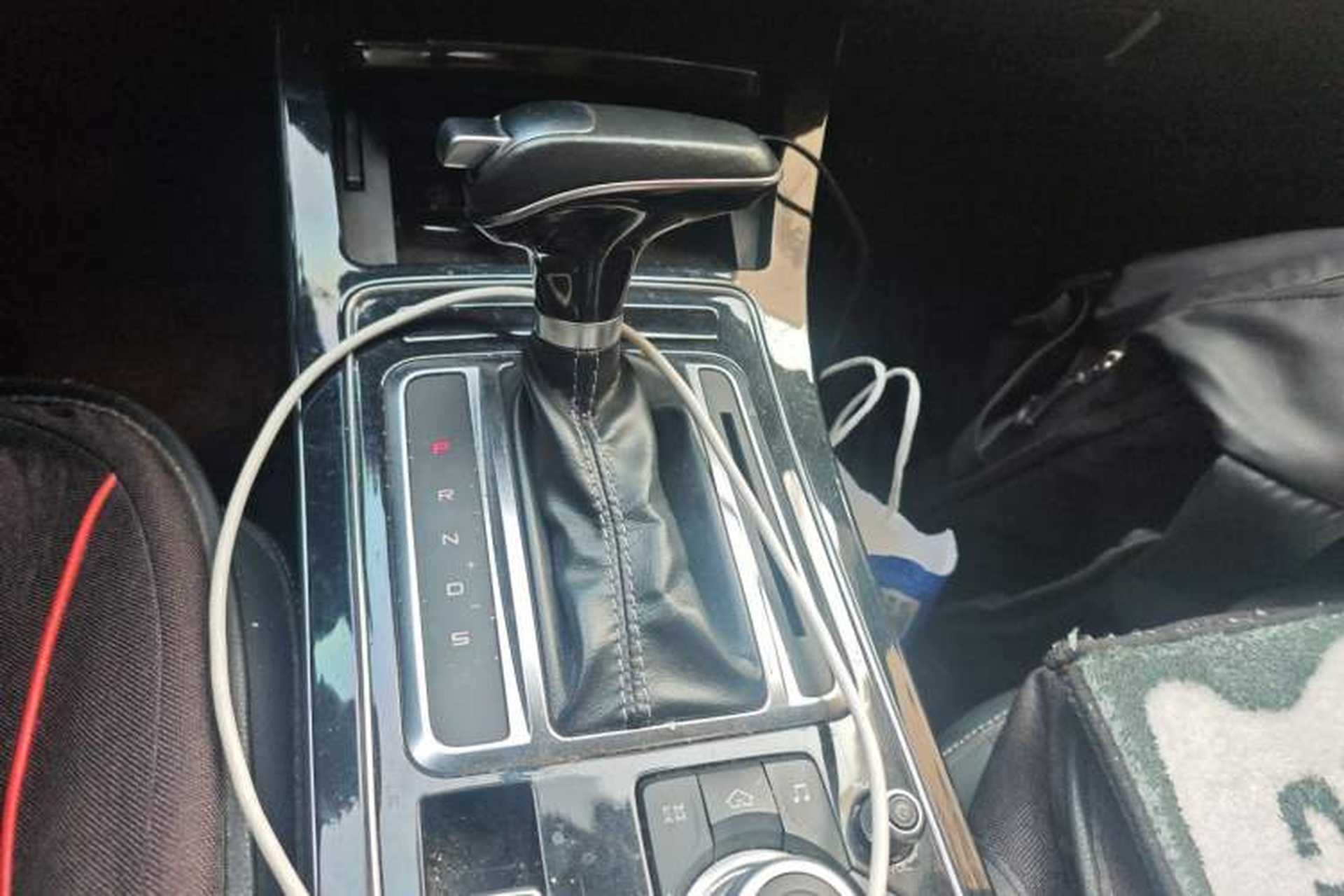Used FAW Senya R9 2018 1.2T Automatic Luxury Smart Edition Gear Lever