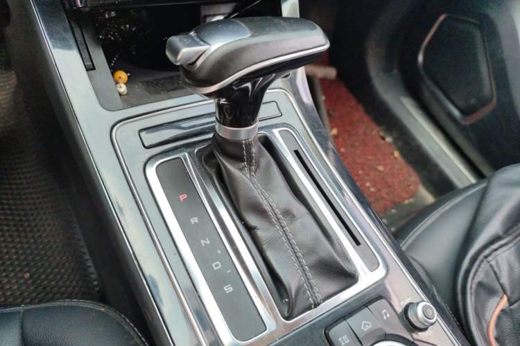 Used FAW Senya R9 2018 1.2T Automatic Luxury Smart Edition Gear Lever