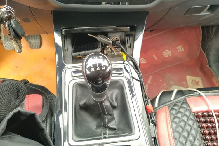 Used FAW Senya R9 2018 1.2T Manual Luxury Smart Edition Gear Lever