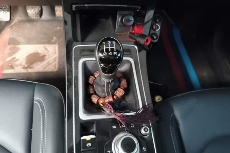 Used FAW Senya R9 2018 1.2T Manual Luxury Smart Edition Gear Lever