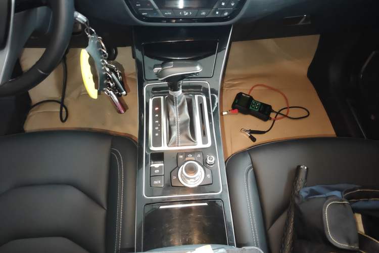 Used FAW Senya R9 2018 1.2T Automatic Comfortable Smart Edition Gear Lever