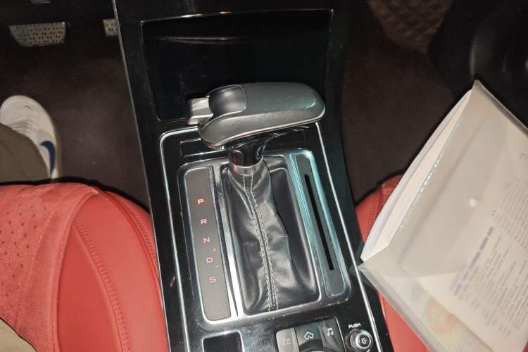 Used FAW Senya R9 2018 1.2T Automatic Luxury Smart Edition Gear Lever