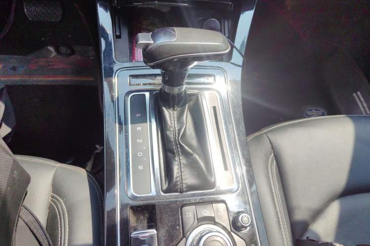 Used FAW Senya R9 2018 1.2T Automatic Luxury Smart Edition Gear Lever