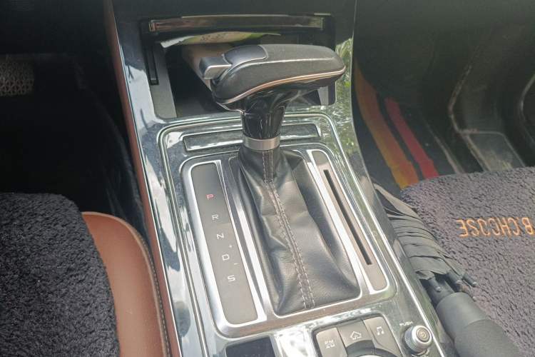 Used FAW Senya R9 2018 1.2T Automatic Luxury Smart Edition Gear Lever
