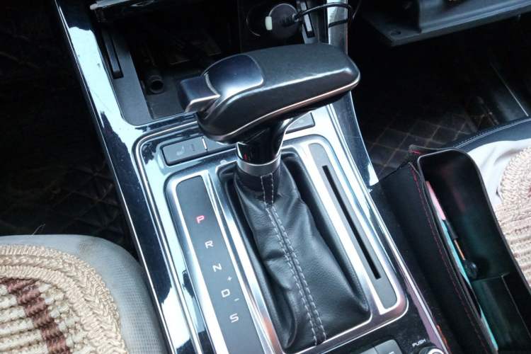 Used FAW Senya R9 2018 1.2T Automatic Prestige Smart Enjoyment Model Gear Lever