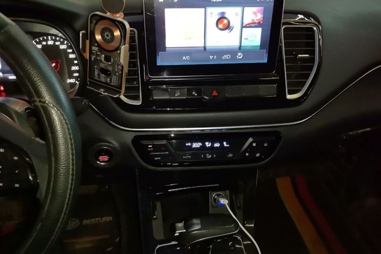Used FAW Senya R9 2018 1.2T Automatic Luxury Smart Edition Interior 2