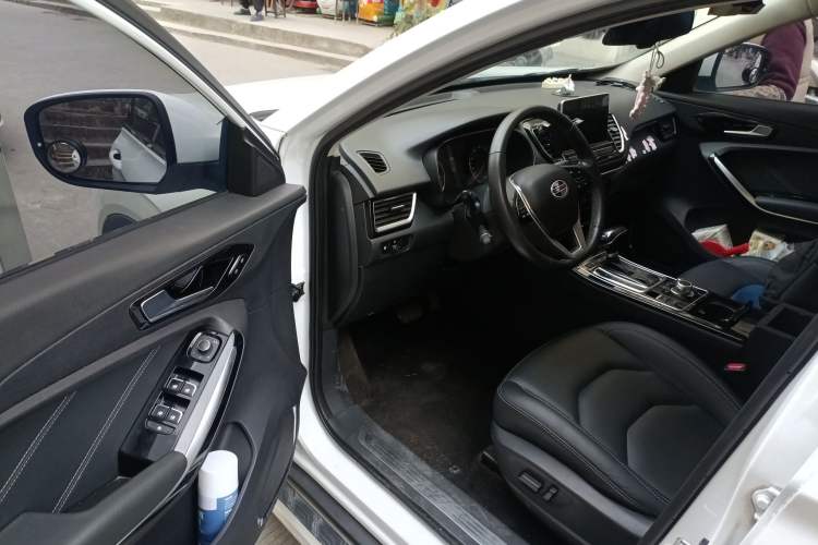 Used FAW Senya R9 2018 1.2T Automatic Prestige Smart Enjoyment Model Interior 3