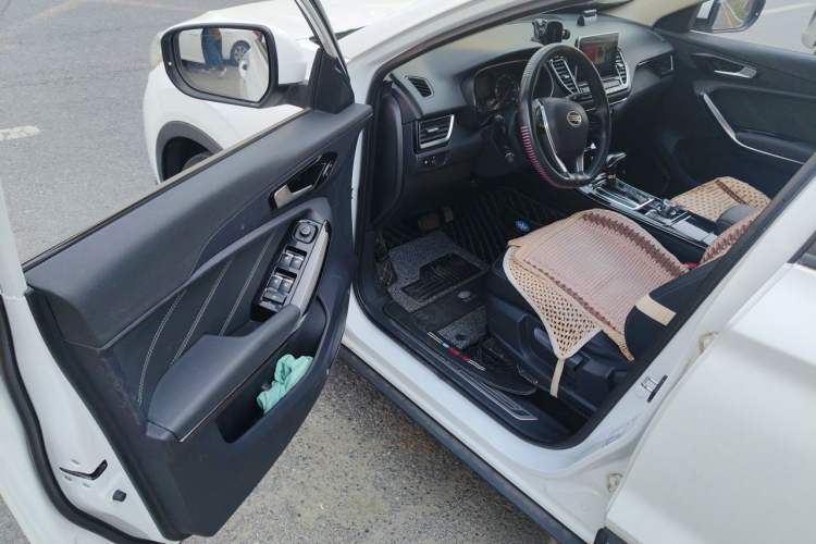 Used FAW Senya R9 2018 1.2T Automatic Comfortable Smart Edition Interior 3