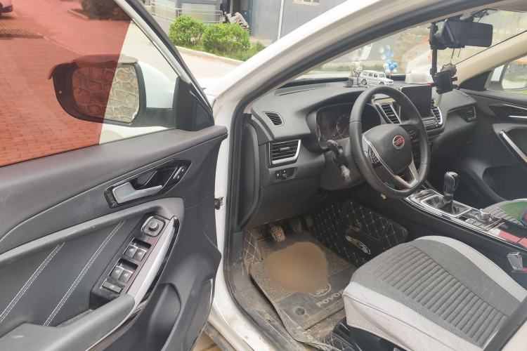 Used FAW Senya R9 2018 1.2T Manual Luxury Smart Edition Interior 3