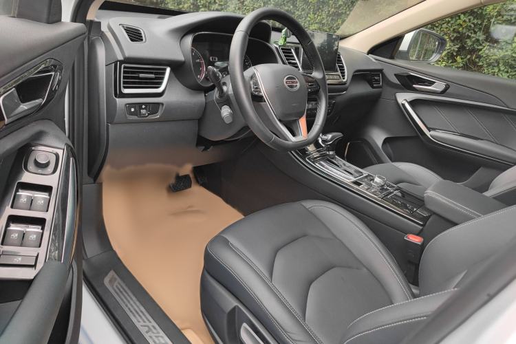 Used FAW Senya R9 2018 1.2T Automatic Comfortable Smart Edition Interior 4