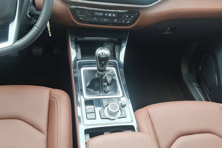 Used FAW Senya R9 2018 1.2T Manual Luxury Smart Edition Interior 4