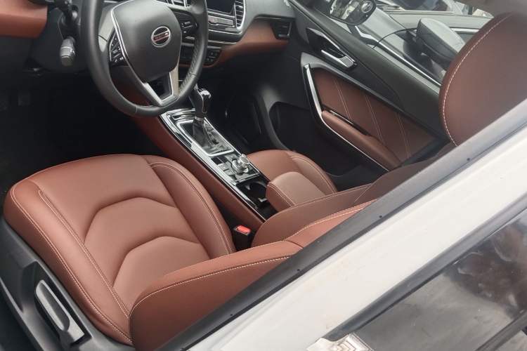 Used FAW Senya R9 2018 1.2T Manual Luxury Smart Edition Interior 5
