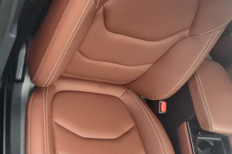 Used FAW Senya R9 2018 1.2T Manual Luxury Smart Edition Interior 8
