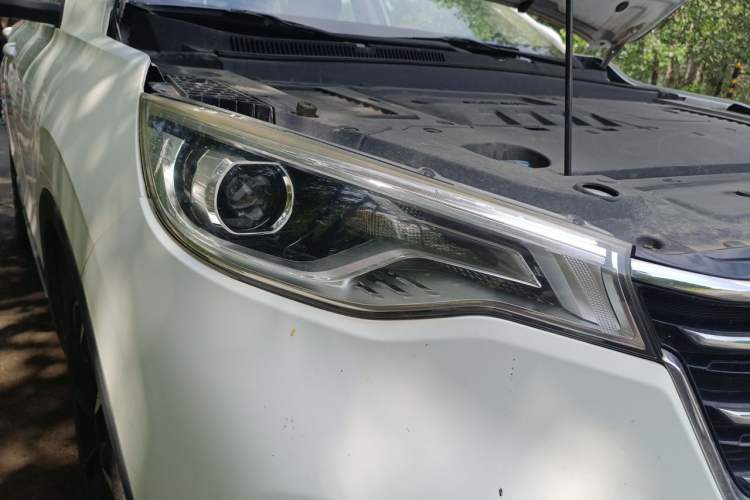 Used FAW Senya R9 2018 1.2T Automatic Luxury Smart Edition Right Front Headlight