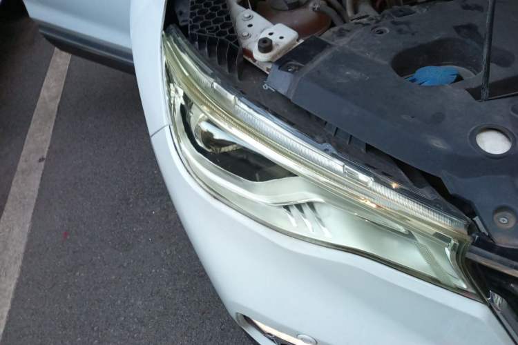 Used FAW Senya R9 2018 1.2T Automatic Prestige Smart Enjoyment Model Right Front Headlight