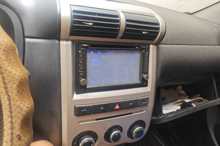 Used FAW Senya S80 2011 1.5L Manual 7-Seater Comfort Edition Audio And AC Panel