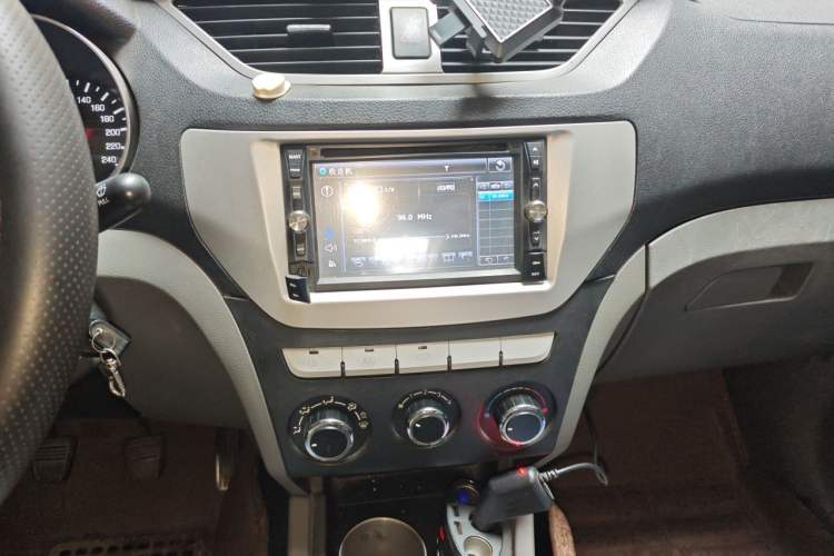 Used FAW Senya S80 2011 1.5L Manual 5-Seater Comfort Edition Audio And AC Panel