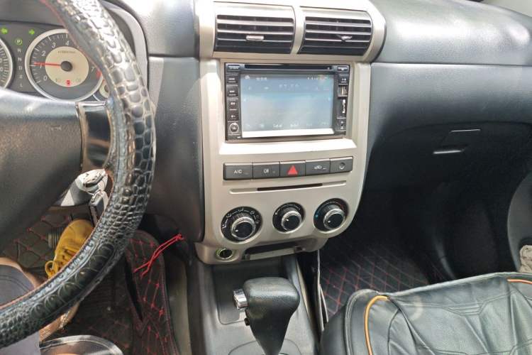 Used FAW Senya S80 2011 1.5L Automatic 5-Seater Urban Elite Edition Audio And AC Panel