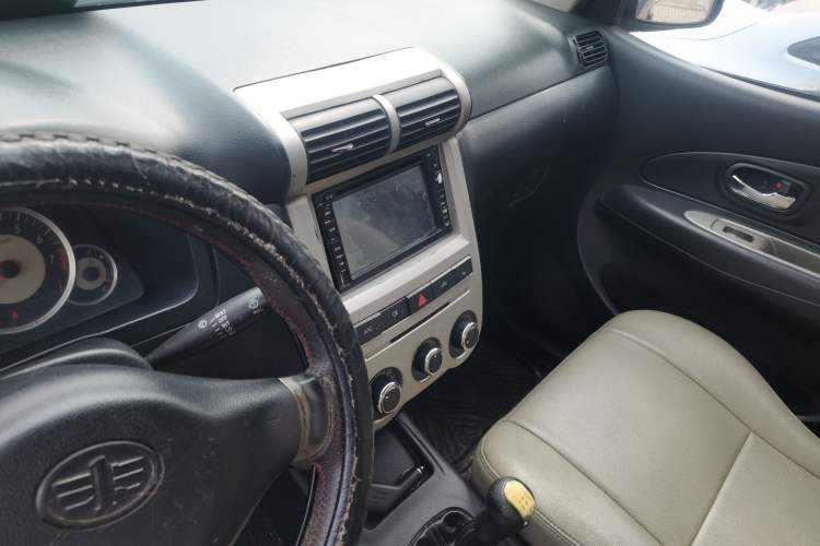 Used FAW Senya S80 2011 1.5L Manual 5-Seater Urban Elite Edition Audio And AC Panel