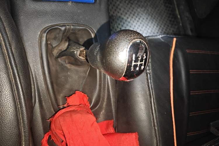 Used FAW Senya S80 2011 1.5L Manual 7-Seater Urban Elite Edition Gear Lever
