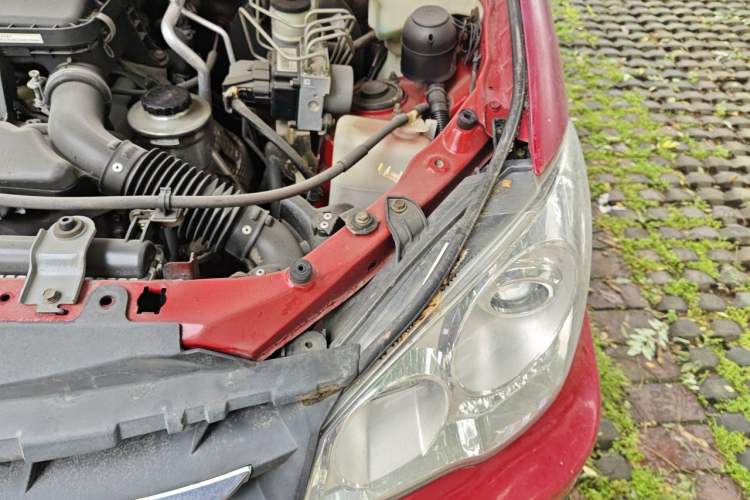 Used FAW Senya S80 2011 1.5L Manual 5-Seater Urban Elite Edition Engine Bay Left