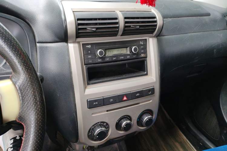 Used FAW Senya S80 2011 1.5L Manual 5-Seater Comfort Edition Audio And AC Panel