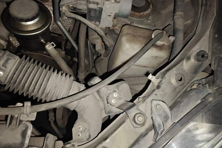 Used FAW Senya S80 2011 1.5L Automatic 5-Seater Urban Elite Edition Engine Bay Left