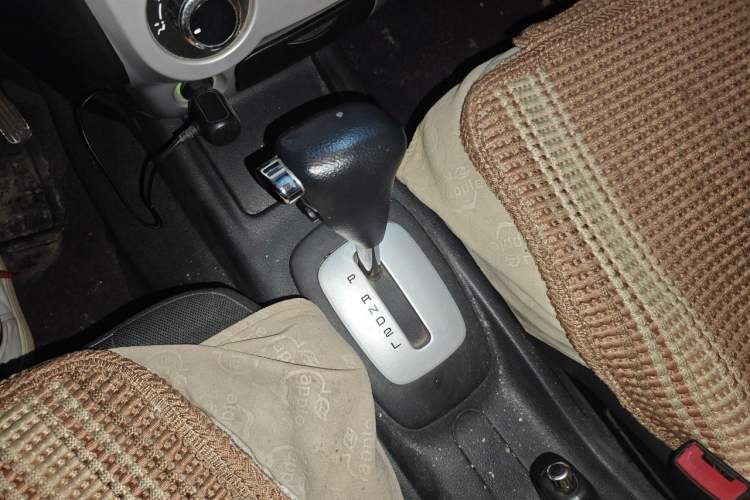 Used FAW Senya S80 2011 1.5L Automatic 5-Seater Urban Elite Edition Gear Lever