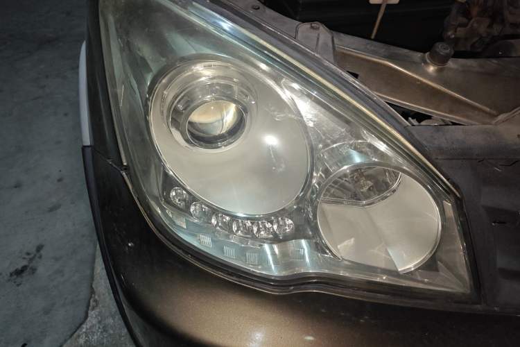 Used FAW Senya S80 2011 1.5L Automatic 5-Seater Urban Elite Edition Right Front Headlight