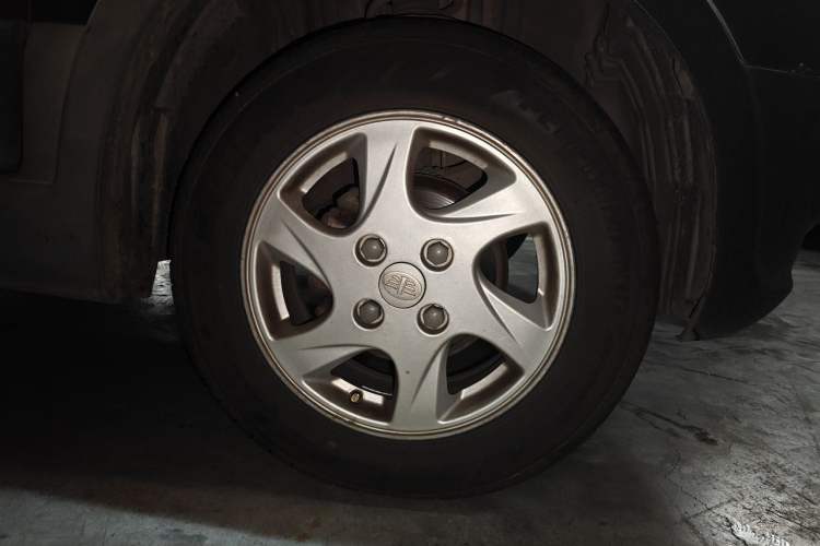 Used FAW Senya S80 2011 1.5L Automatic 5-Seater Urban Elite Edition Right Front Wheel Hub