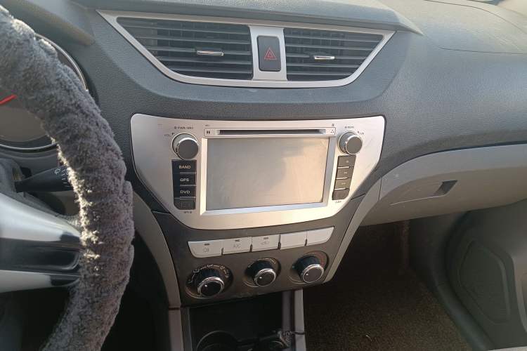 Used FAW Senya S80 2013 1.5L Manual 5-Seat Urban Fashion Edition Audio And AC Panel