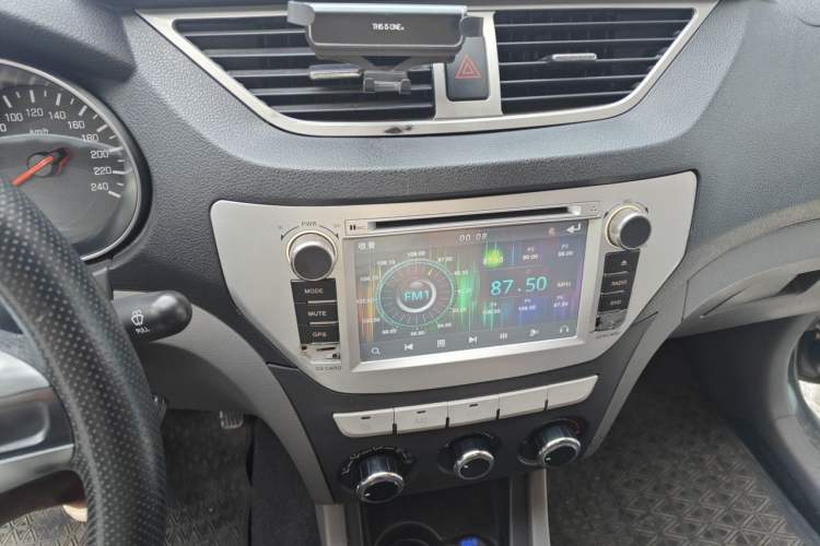 Used FAW Senya S80 2013 1.5L Manual 5-Seat Urban Fashion Edition Audio And AC Panel