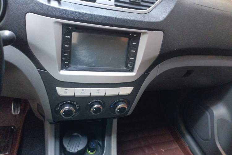 Used FAW Senya S80 2013 1.5L Manual 5-Seater Fashionable Luxury Model Audio And AC Panel