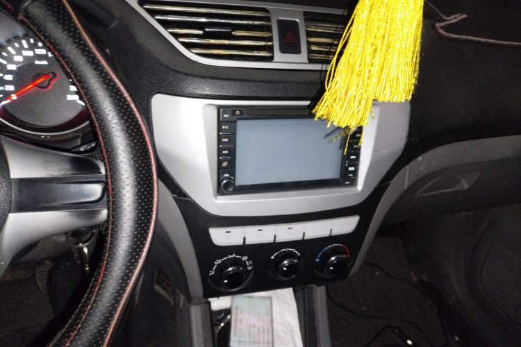 Used FAW Senya S80 2013 1.5L Manual 5-Seat Urban Fashion Edition Audio And AC Panel