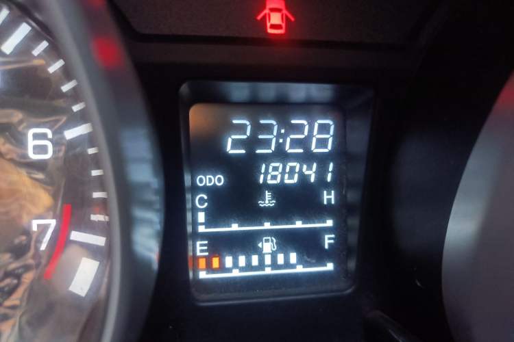 Used FAW Senya S80 2013 1.5L Manual 5-Seater Fashionable Luxury Model Odometer Close Up