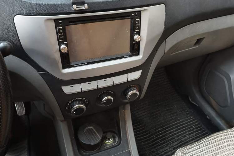 Used FAW Senya S80 2013 1.5L Manual 5-Seat Urban Fashion Edition Audio And AC Panel