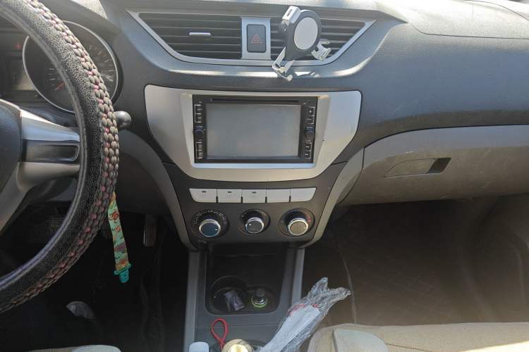 Used FAW Senya S80 2013 1.5L Manual 5-Seat Urban Fashion Edition Audio And AC Panel