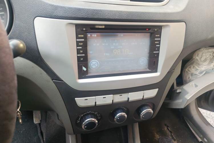 Used FAW Senya S80 2013 1.5L Manual 5-Seat Urban Fashion Edition Audio And AC Panel