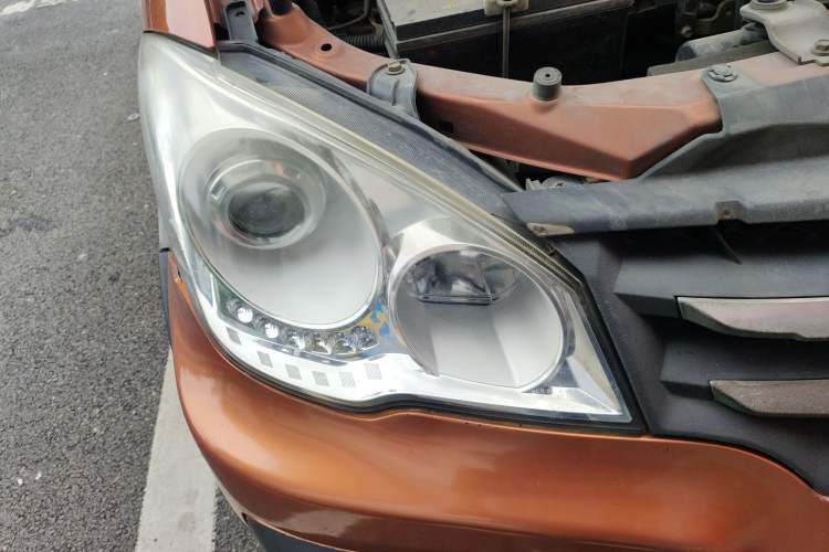 Used FAW Senya S80 2013 1.5L Automatic 5-Seat Fashion Edition Right Front Headlight